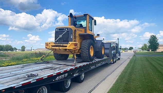 heavy equipment hauling, tractor, batavia, il, chicago suburbs, priority wrecker service inc